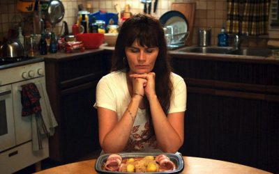 Mytho : Marina Hands séduit en mère au bord de la crise de nerfs