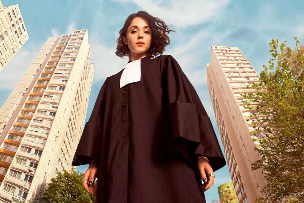 Alicia Isaaz est Roxane Bauer, avocate de retour à Bobigny dans la série "66-5" réalisée par Anne Landois.