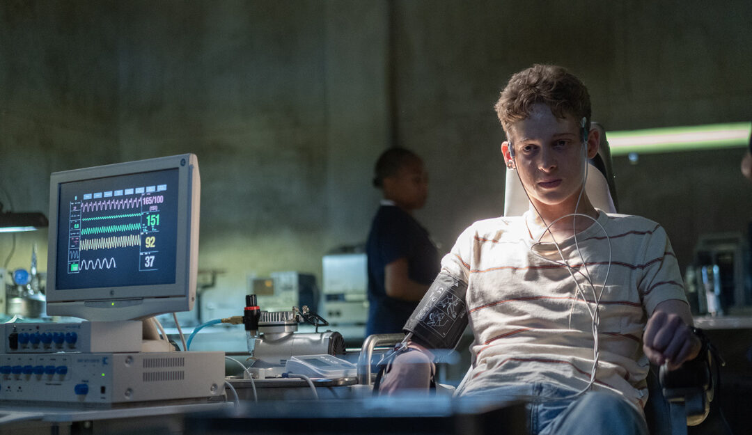 Dans "L'Institut", Luke découvre très vite que les tests auxquels les scientifiques veulent le soumettre n'ont rien d'anodin.